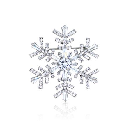 Broche de Copo de Nieve con Circonita Cúbica AAA - Un lujoso broche en forma de copo de nieve hecho de latón chapado en rodio, adornado con brillantes cristales de circonita cúbica de grado AAA, mostrado sobre un fondo blanco.