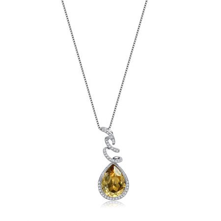 Collier pendentif en forme de poire scintillante Swarovski. - Gros plan du collier pendentif en forme de poire scintillante Swarovski, mettant en valeur son design de cage 3D complexe et la brillante pierre précieuse en forme de goutte jaune.