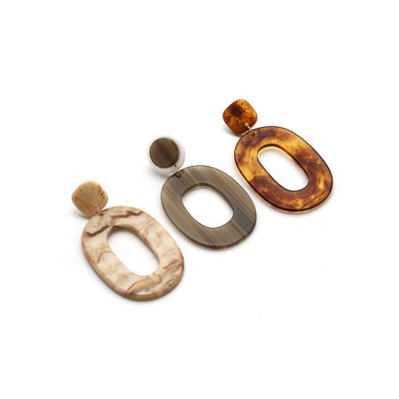 Un assortiment de boucles d'oreilles pendantes ovales larges en résine affichant diverses options de couleurs marbrées.
