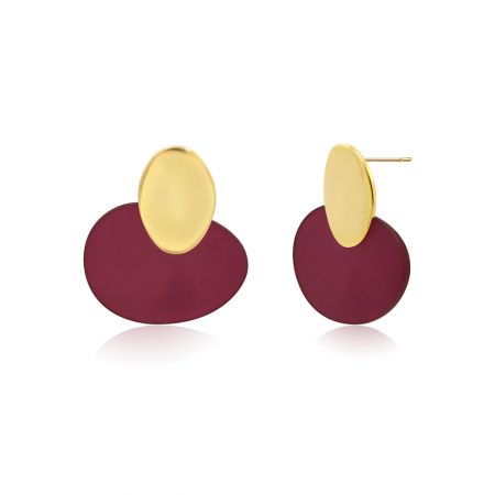Vue détaillée des boucles d'oreilles rondes en résine, mettant en avant le design bicolore avec une surface en résine bordeaux lisse et un métal doré poli.