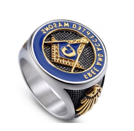 Anillo Masónico Blue Mason - Vista frontal del Anillo Masónico Blue Mason en acero inoxidable, con el símbolo masónico azul y dorado y la inscripción 'MASONES LIBRES Y ACEPTADOS'.