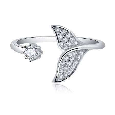 Walvis van een staartring - Close-up van de Whale Of A Tail Ring, die het ontwerp van de sterling zilveren zeemeerminstaart toont, versierd met sprankelende witte cubic zirconia.