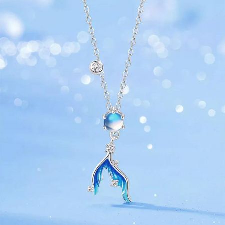 Conjunto de collar de cola de sirena de piedra lunar de plata esterlina 925. - Un impresionante collar de plata esterlina 925 que presenta un colgante de cola de sirena con una piedra lunar brillante y acentos de gemas claras.