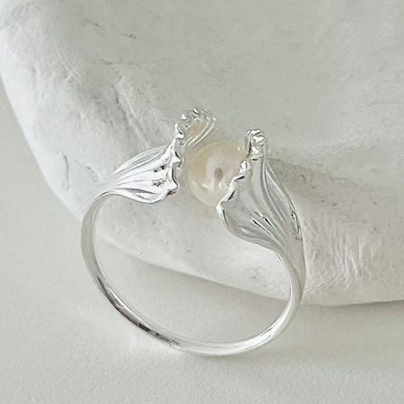 Anillo de plata inspirado en la cola de sirena con una perla, destacando el diseño creativo del conjunto de anillos ajustables.