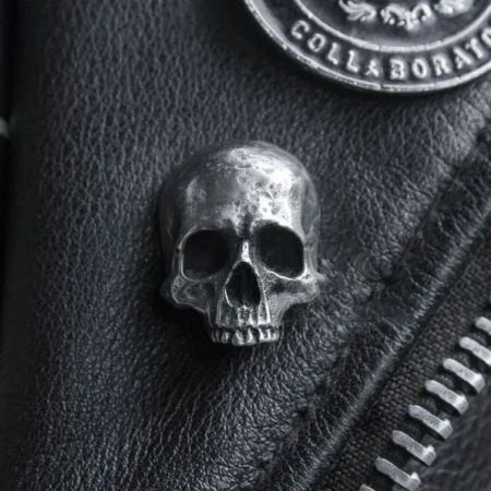 Eigenständiger Metall-Schädel-Anstecker, Teil des 5-teiligen Halloween-Sets.
