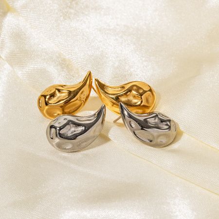 Pendientes de Stud en Forma de Gota de Agua con Textura Martillada de Acero Inoxidable (5 Pares) - Un conjunto de pendientes de acero inoxidable en forma de gota de agua con textura martillada, exhibidos en acabados de oro y plata sobre un fondo de tela neutra.