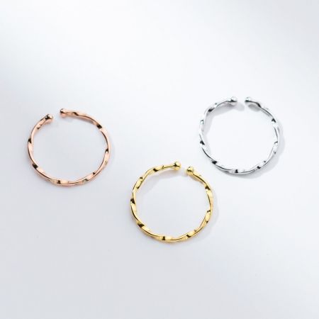 Set di 5 anelli impilabili a spirale in argento 925 regolabili - Set di tre anelli impilabili a spirale in argento sterling 925 regolabili in finiture argento, oro e oro rosa.