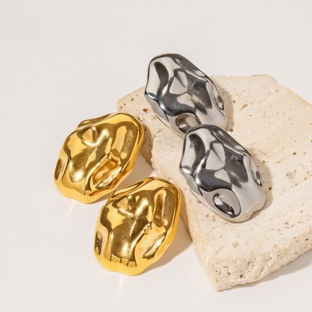 Toma de producto detallada de las cuatro piezas de pendientes metálicos, destacando su textura martillada única.