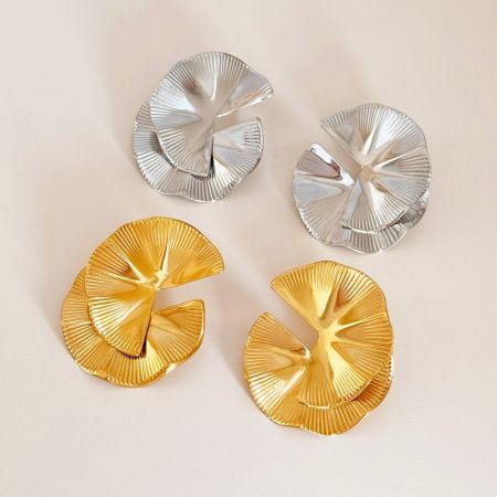 Pendientes Geométricos de Declaración de Acero Inoxidable (Conjunto de 5 Pares) - Un conjunto de pendientes de declaración de acero inoxidable que presenta dos pares de diseños de hojas de ginkgo, uno en un acabado dorado pulido y el otro en un acabado plateado elegante, exhibidos sobre un fondo neutro.
