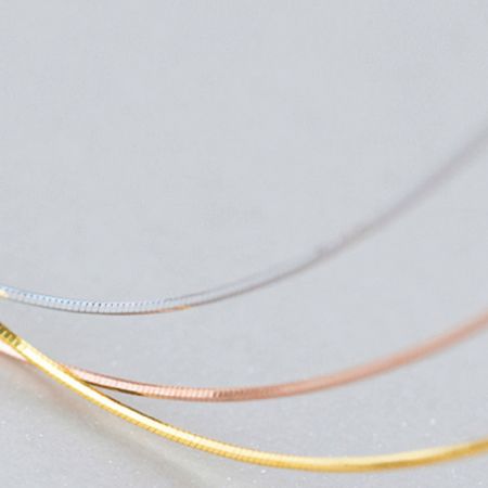Vista dettagliata della texture e della finitura delle catene a serpente in argento sterling.