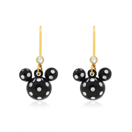 Pendientes de vacaciones de Disney negros - Un par de pendientes de vacaciones de Disney negros (JRE-028) que presentan el diseño de orejas de Mickey Mouse con epoxi negro, acentos de circonita cúbica blanca y cierres de gancho de pescado chapados en oro.