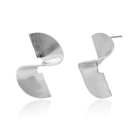 Détail en gros plan de la boucle d'oreille abstraite moderne en argent, montrant la texture de surface complexe et la finition polie.