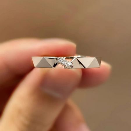 Das moderne geometrische Design des Sterlingsilberrings mit einer zentralen Linie aus funkelnden Zirkonia.