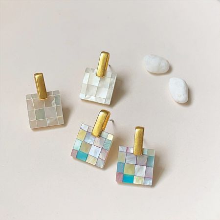多色モザイクはめ込み四角い真珠貝シェルスタッドイヤリング(5ペア) - 金のポストを持つ多色モザイクのはめ込み四角い真珠貝シェルスタッドイヤリングのコレクション、白い背景に展示。