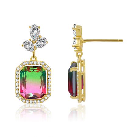 Vue latérale des boucles d'oreilles en cristal Swarovski Magic Rainbow, mettant en valeur les facettes de pierres précieuses multicolores.