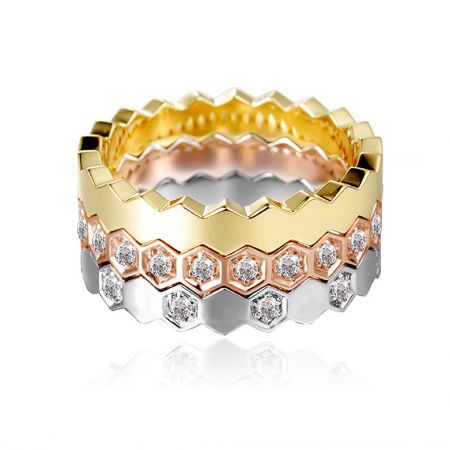 Driedubbele prachtige ringset van 3 - Een close-up van de Triple Plating Marvelous Ring Set, die het meerlagige ontwerp toont met rhodium, goud en roségouden afwerkingen, geaccentueerd met sprankelende cubic zirconia.