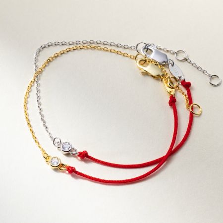 Conjunto de Pulseras de Hilo Rojo CZ de Plata 925 al por mayor, Minimalista, Set de 5 - Un conjunto al por mayor de cinco pulseras minimalistas que presentan plata esterlina 925, cadenas de oro y cordones rojos con encantos de circonita cúbica.