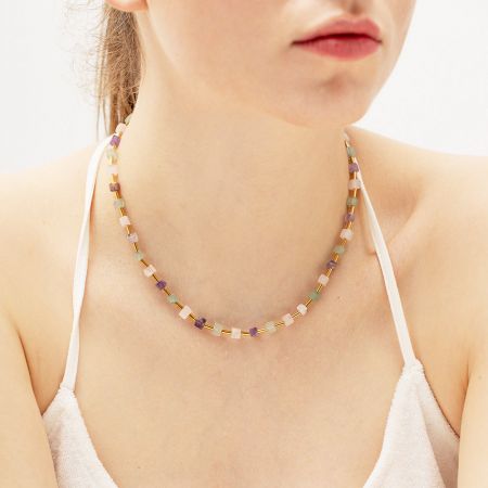 Roestvrijstalen multicolor vierkante natuurlijke stenen kralen boho-halskettingen (set van 10) - Een model dat de roestvrijstalen multicolor vierkante natuurlijke stenen kralen boho-halsketting draagt, die de levendige kleuren en chique stijl toont.