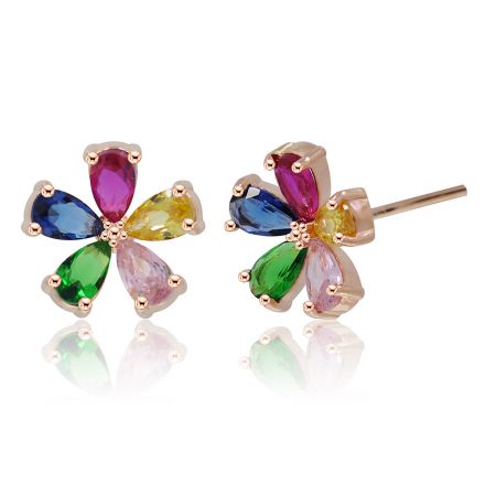 Vista dettagliata dell'orecchino a cinque petali multicolore, che mostra le pietre preziose multicolori a forma di goccia incastonate in oro rosa.
