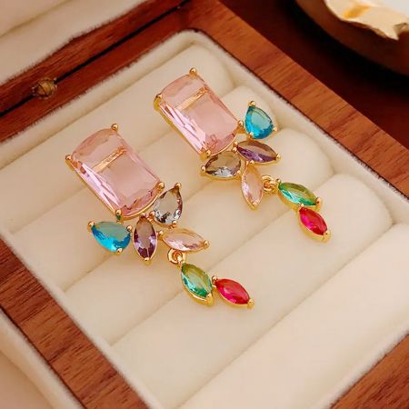 ピンクとマルチカラーの石をミックスした金のセッティングのイヤリング。