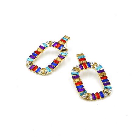 Vista detallada de los pendientes de oro multicolores que muestran el vibrante diseño de piedras.