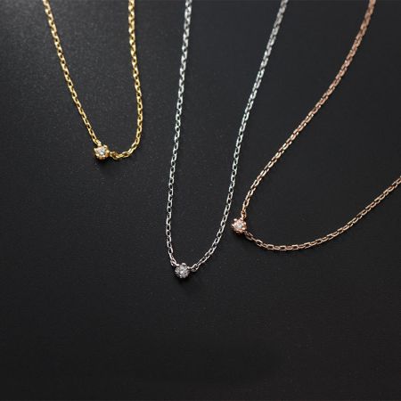 Collana da donna in argento 925 con una piccola pietra CZ. - Un set di cinque collane in argento sterling 925 con una singola pietra CZ, esposte in finiture argento, oro e oro rosa.