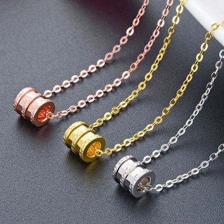 Collares de cadena de clavícula con cuentas de tubo de la suerte de plata esterlina 925 para el día a día - Un conjunto de tres collares de cuentas de tubo de la suerte de plata esterlina 925 en acabados plateado, dorado y oro rosa, exhibidos juntos.