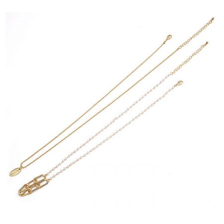 Collar de perlas blancas - Elegante collar de perlas blancas con una cadena de dos capas chapada en oro, estilo JRN-032, exhibido sobre un fondo neutro.