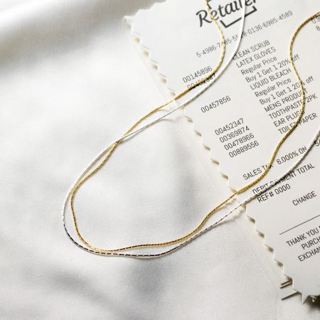 Les colliers en chaîne serpent en argent sterling exposés dans un cadre de vente au détail, parfaits pour les acheteurs en gros.