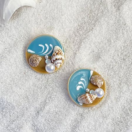 エナメルスタッドピアスを含む、海をテーマにした装飾品のコレクション。