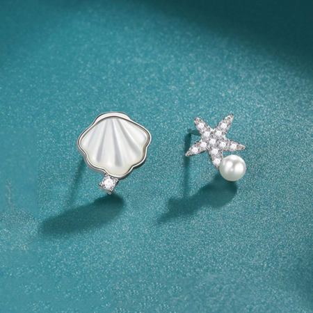 Un paio di orecchini a forma di conchiglia e stella marina della collezione in argento sterling 925.