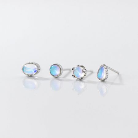 Orecchini a perno assortiti in pietra di luna in argento sterling 925 (Set di 5 Paia) - Una collezione di quattro paia di orecchini a perno in argento sterling 925 con pietre di luna iridescenti, che mostrano vari design eleganti.