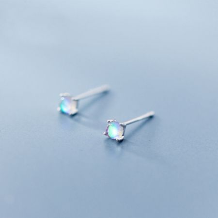 925 zilveren mini regenboog maansteen stud oorbellen. - Een close-up studio-opname van de 925 sterling zilveren mini regenboog maansteen stud oorbellen, die hun iriserende kwaliteit toont.