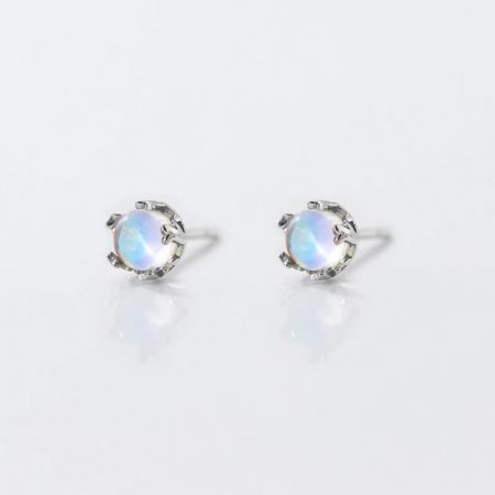 Un semplice ma elegante paio di orecchini a perno in opale in una classica montatura in argento sterling.