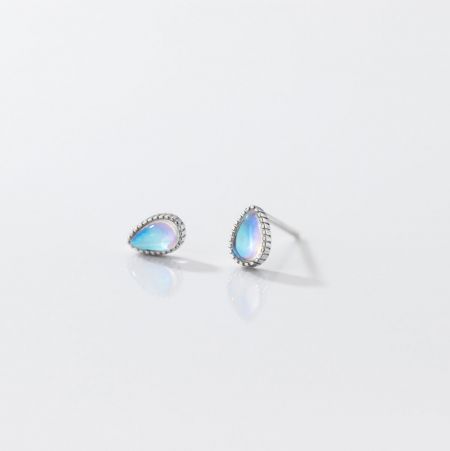 Elegante orecchino a goccia a forma di pietra di luna incastonato in una montatura in argento sterling 925 lucido.