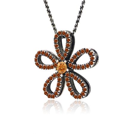 Schrägansicht der Long Red Daisy Halskette, die ihren Glanz und ihre Handwerkskunst zeigt.