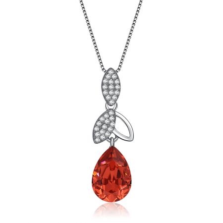 Vue détaillée du pendentif en cristal rouge Swarovski en forme de poire avec des détails en argent complexes.