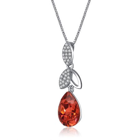 Prise de vue en angle du pendentif en argent sterling, mettant en valeur l'éclat du cristal rouge Swarovski.