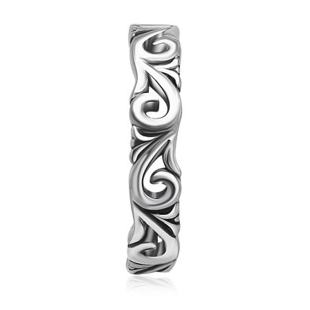 Toma de cerca del anillo retro texturizado, enfatizando los detalles en espiral del trabajo en plata.