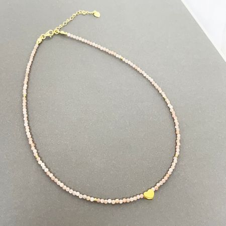Collier en perles de pierre rose de 2,5 mm en gros avec un charme en symbole de cœur en argent sterling 925 - Gros plan d'un collier délicat avec des perles de pierre rose pâle et un charm en forme de cœur en argent sterling 925, faisant partie d'un ensemble de gros.