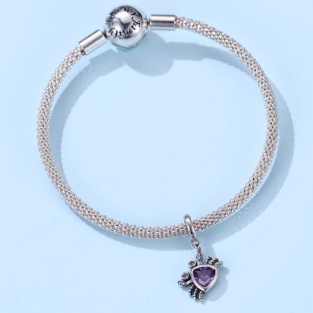 Een Pandora-stijl charme armband met de paarse krab charme naast andere charmes.