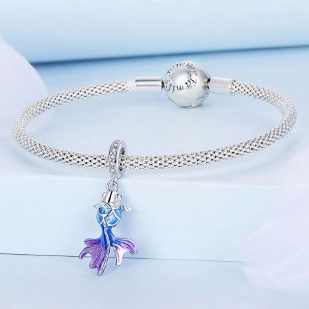 Een Pandora-stijl zilveren armband met een zeemeermin bedel in oceaan-thema.