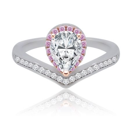 드롭 셰이프 젬스톤 당신의 진정한 반지 - Drop Shape Gemstone Yours Truly 링의 클로즈업으로, 배 모양의 큐빅 지르코니아 중앙 스톤과 두 가지 색상의 로듐 및 로즈 골드 도금 밴드를 선보입니다.