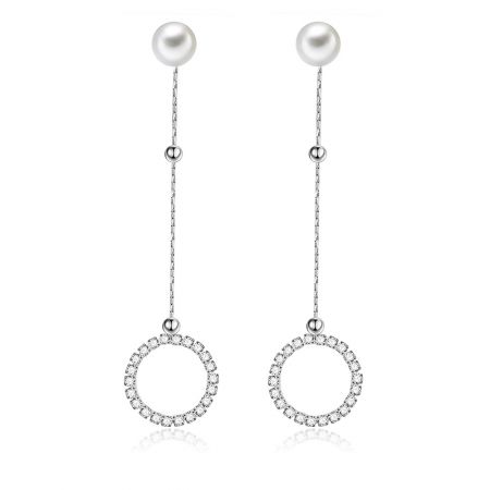 Pendientes largos de perlas First Dance con piedras CZ en círculo. - Un par de pendientes largos de perlas First Dance, que exhiben un diseño elegante con una perla lustrosa y un colgante circular de piedras de circonio cúbico brillantes engastadas en latón chapado en rodio.