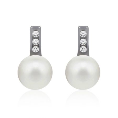 Aretes de perla de concha de 8.5 mm. - Una vista en primer plano de los aretes de perla de concha de 8.5 mm, mostrando la perla blanca lustrosa y los brillantes acentos de circonita cúbica en el engaste chapado en rodio.