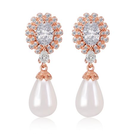 Pendientes colgantes con perla en forma de lágrima. - Un par de pendientes colgantes con perla en forma de lágrima en un ajuste de oro rosa, con circonio cúbico brillante y una elegante perla de concha, exhibidos sobre un fondo blanco.