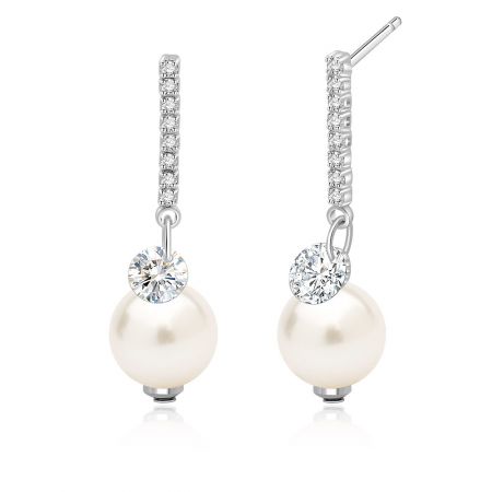 Un paio di orecchini a goccia in perla e zirconia cubica esposti per evidenziare il loro elegante design a goccia e il brillante splendore.