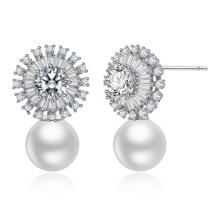Vue latérale des boucles d'oreilles en perles de fleur en rhodium, mettant en valeur le sertissage complexe des zirconiums cubiques et la perle lisse.