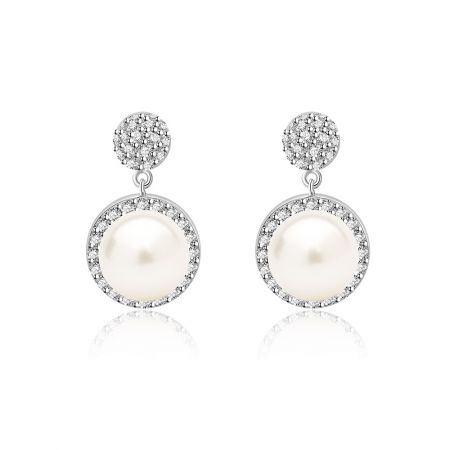 Boucles d'oreilles en perles de 8 mm avec CZ rond. - Gros plan sur des boucles d'oreilles en perles élégantes de 8 mm avec CZ rond, mettant en valeur l'halo brillant de zircon cubique entourant une perle blanche lustrée, montée dans une finition plaquée rhodium.