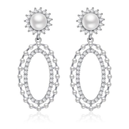 Show Love - Longues boucles d'oreilles ovales à clous - Boucle d'oreille longue ovale Show Love avec un design moderne avec des perles et des zircons cubiques dans une monture plaquée rhodium.